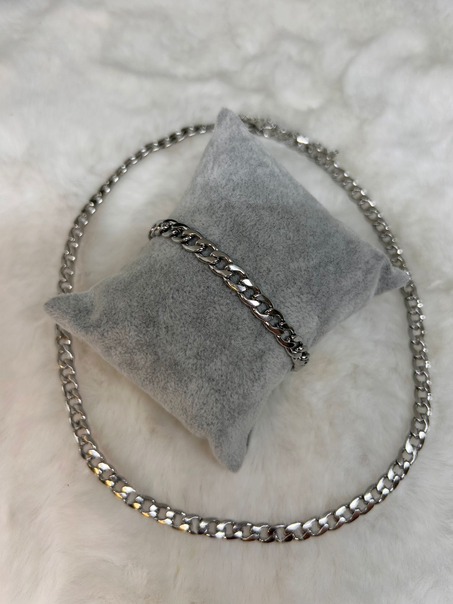 Sleek Simplicity: The Allure of Minimalistic Stainless Steel Jewelry