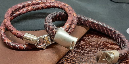 Waarom zijn mannen leren sieraden in de mode?