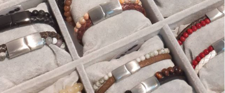 Hoe maakt u een dubbel leren met natuurstenen armband?