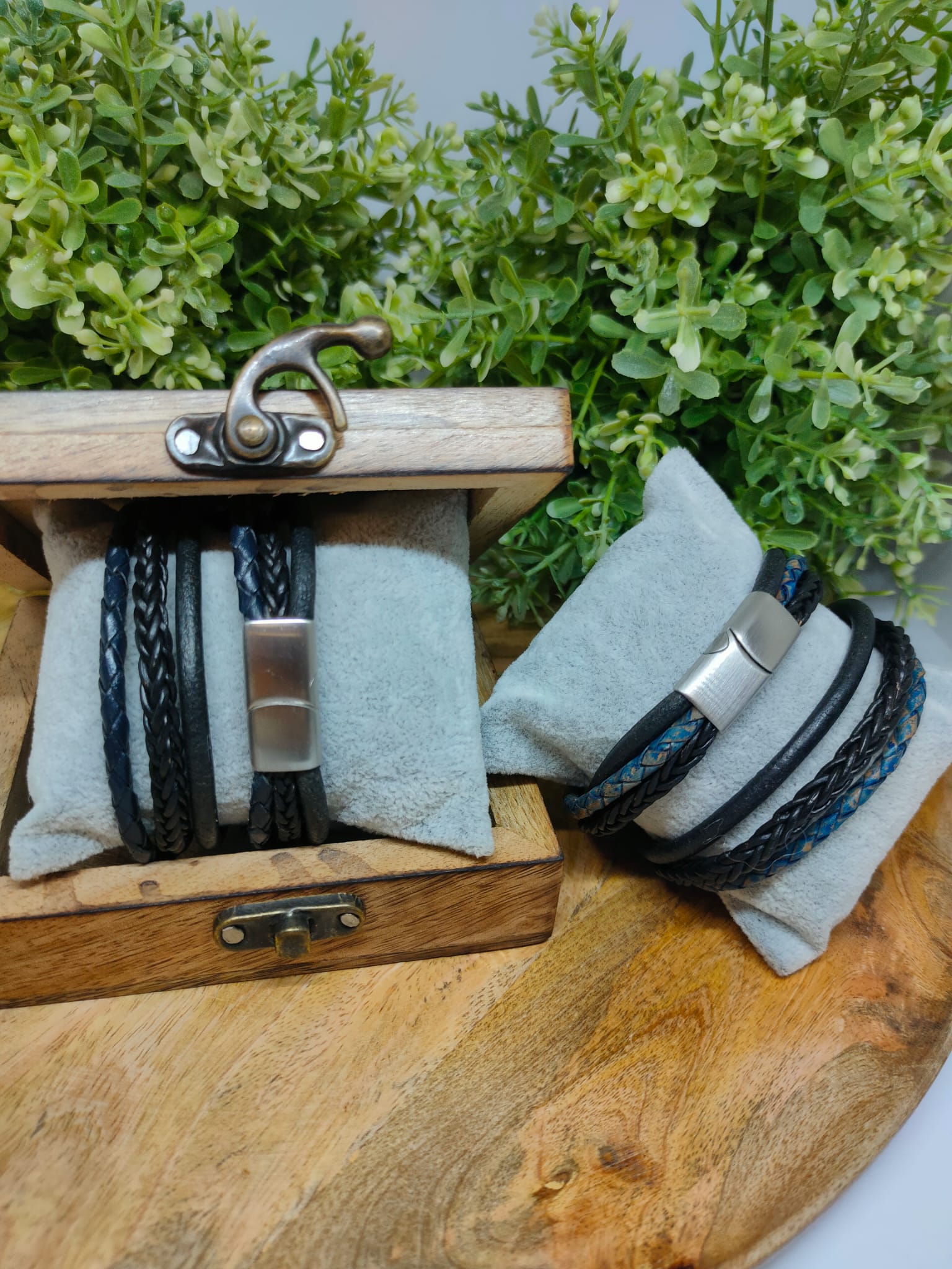 Pet collar with leather