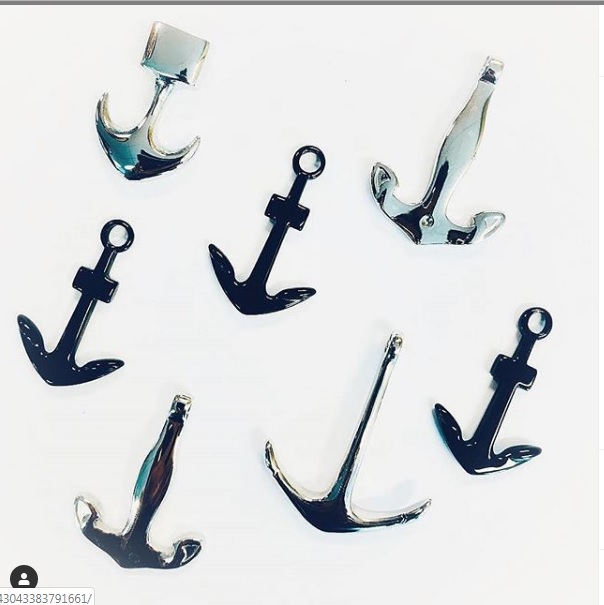 Foto 2. Los candados de ancla pueden ir bien con el cordón de cuero suave