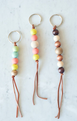 Photo : Keychain made of wooden beads is a nice DIY gift