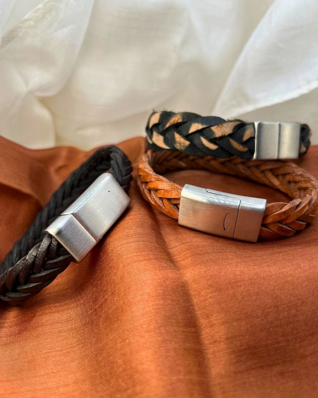 Braccialetto in pelle piatta intrecciata