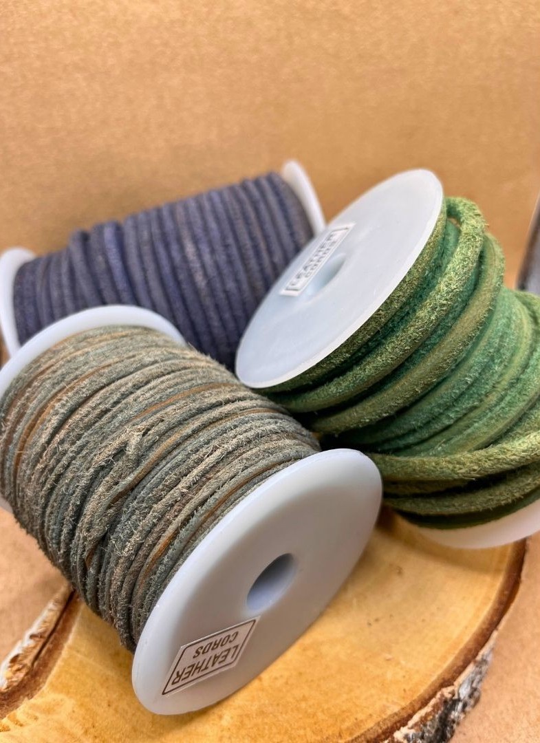 Cordons ronds en cuir poilu